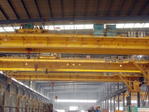 本系列起重機(jī)主要由橋架、大車運(yùn)行機(jī)構(gòu)和裝有電動(dòng)葫蘆的小車運(yùn)行機(jī)構(gòu)組成，其橋架由半偏軌箱形主梁、端梁和走臺等連接而組成。