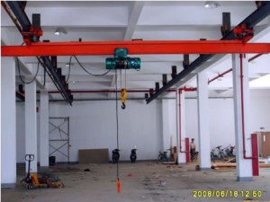 LX型電動懸掛起重機是按國家標準設計制造的,與多種型式的電動葫蘆配套使用的輕小型起重機。