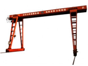 門式起重機主要使用在露天倉庫、料場、鐵路貨站、港口碼頭等。