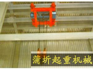 當起重載荷大，而廠房結構及空間有限，單雙梁起重機不能滿足起吊要求時，采用雙軌架空小車起重機。